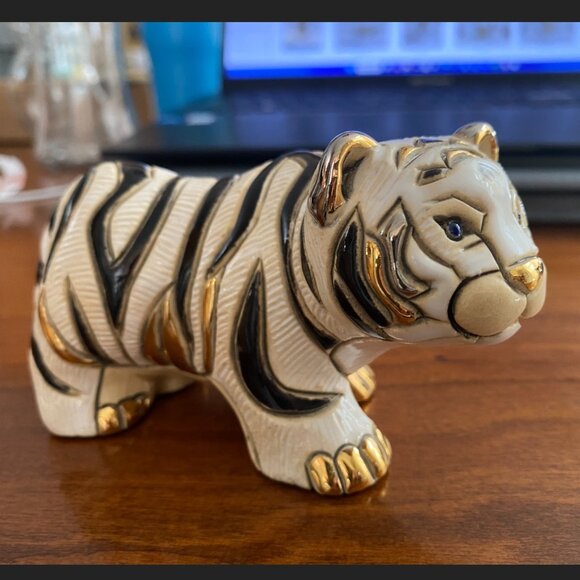 White Tiger - De Rosa Collection #773 - Hand Carved and Painted Ceramic Figurine - Picture 2 of 10